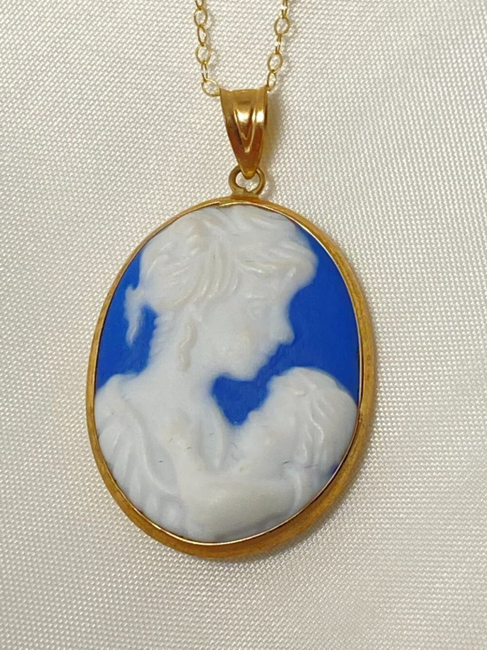 10KT Gold  Mother and Child Cameo Pendant with 18-inch 10KT Gold Chain. NWOT